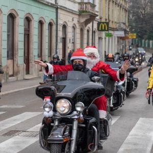 19. 12. / Djed Božićnjak u pratnji Twin Horna